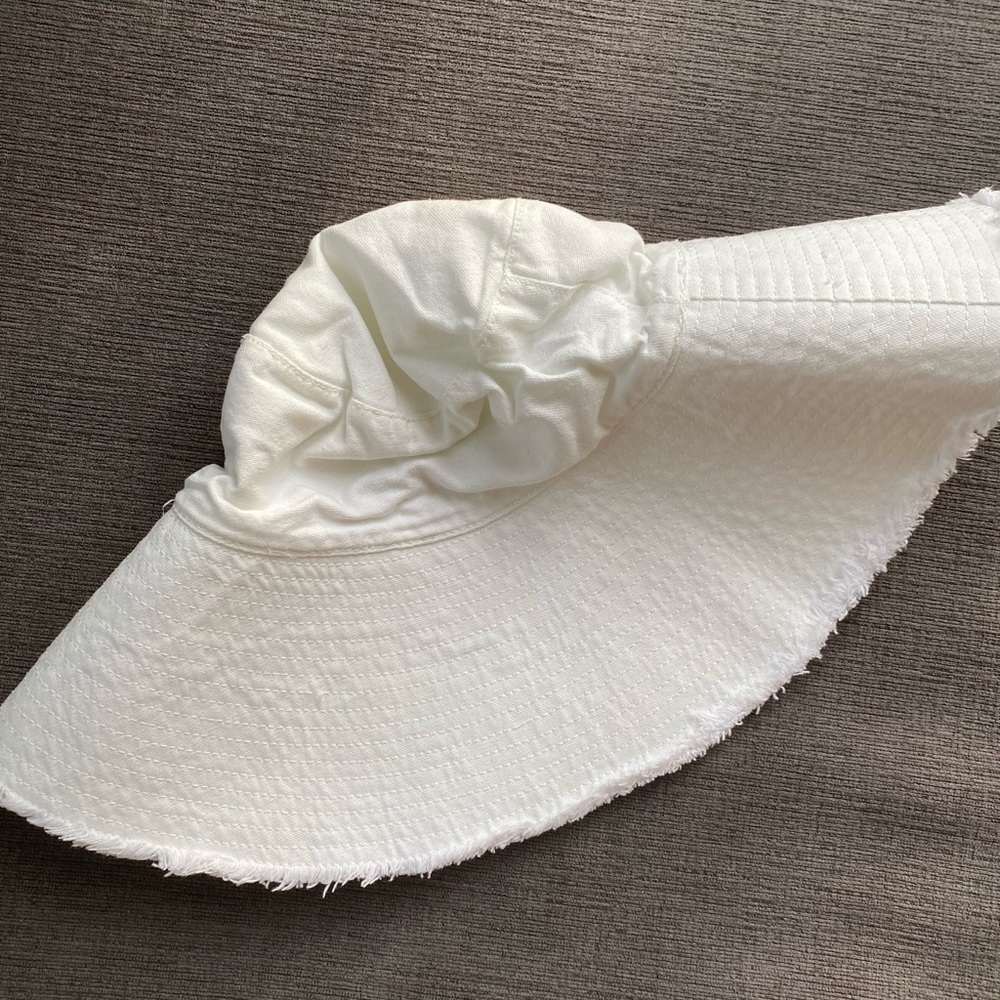 white beach hat